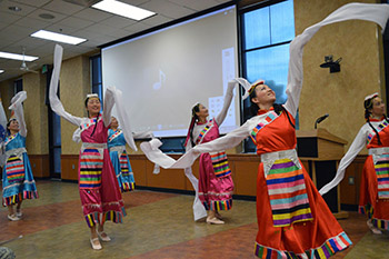 Xui Dancers performing