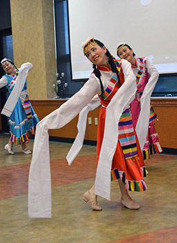 Xui Dancers performing